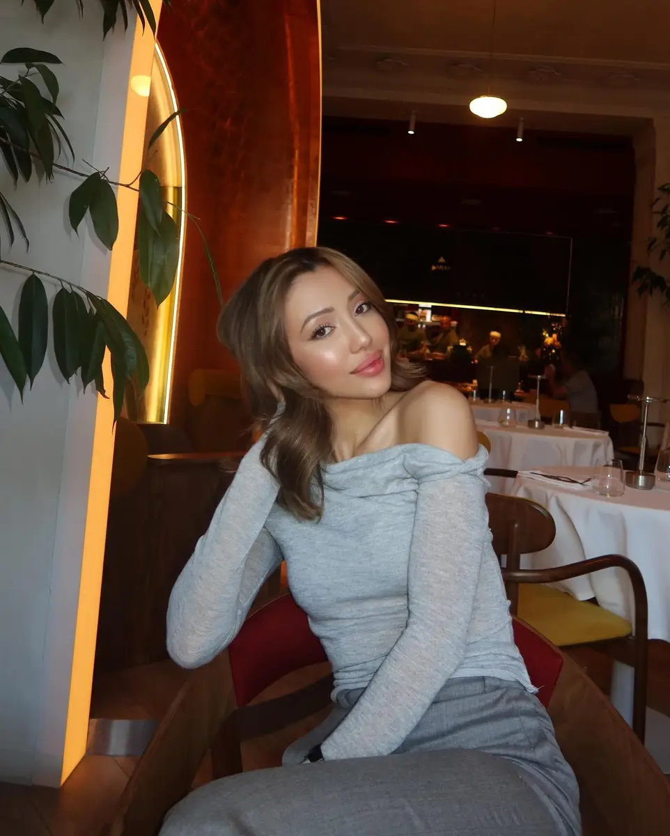 Akbota escort in Hong Kong
