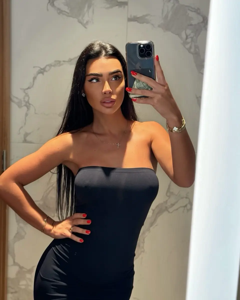 Ameliya escort in Hong Kong