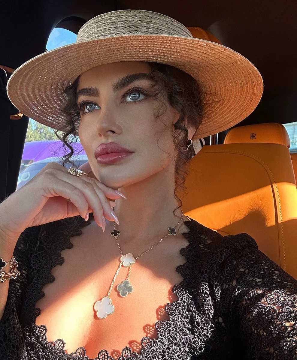 Aruzhan escort in Hong Kong