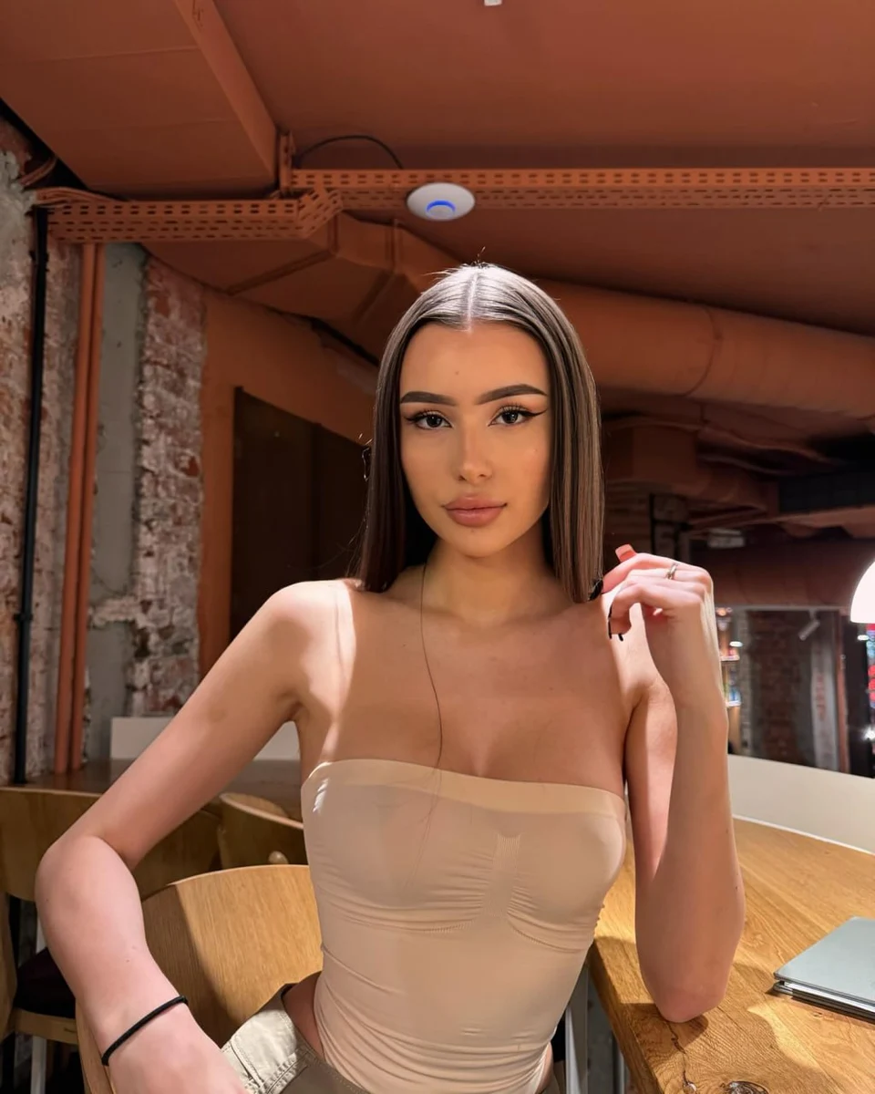 Delphina escort in Hong Kong