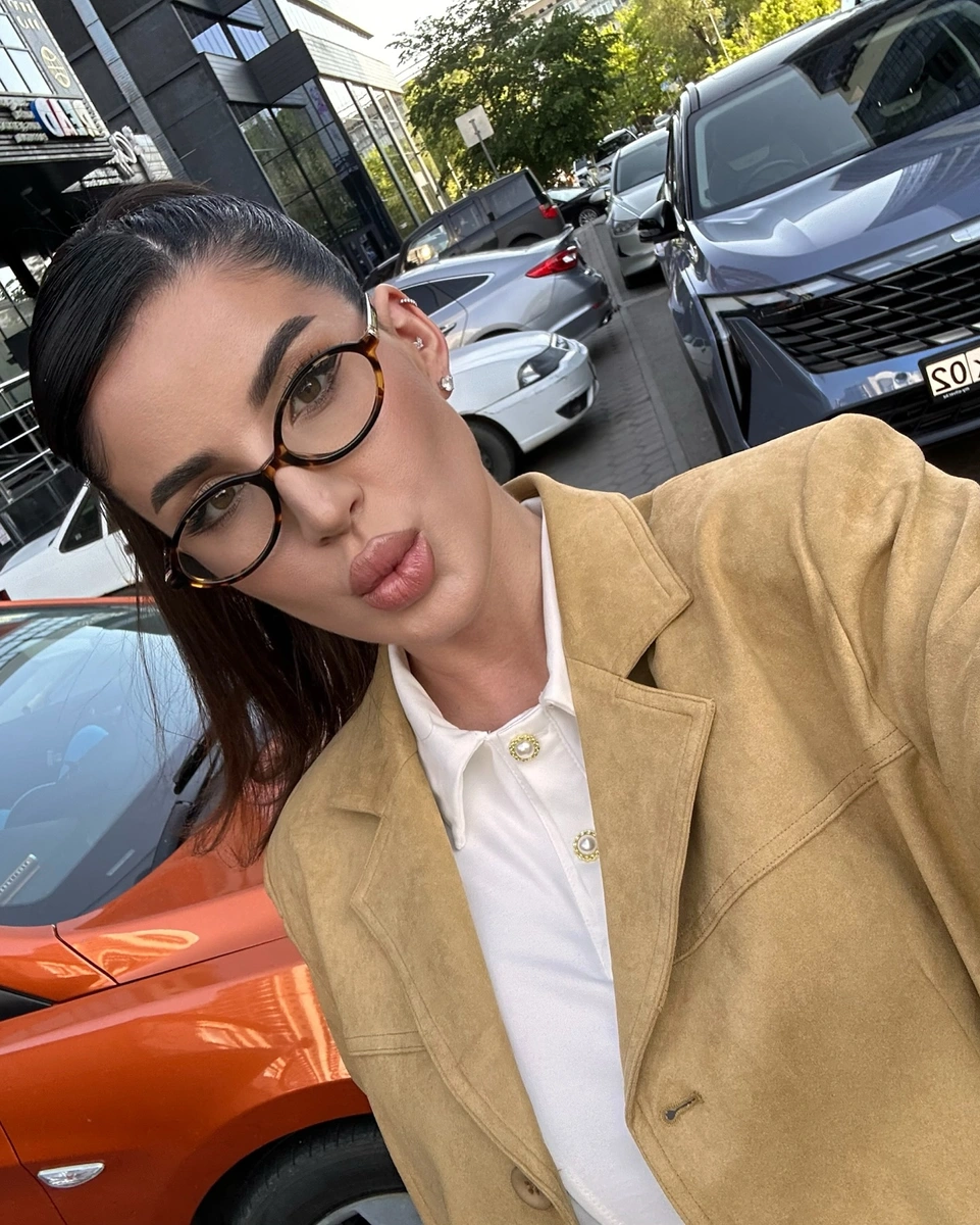 Dinara escort in Hong Kong