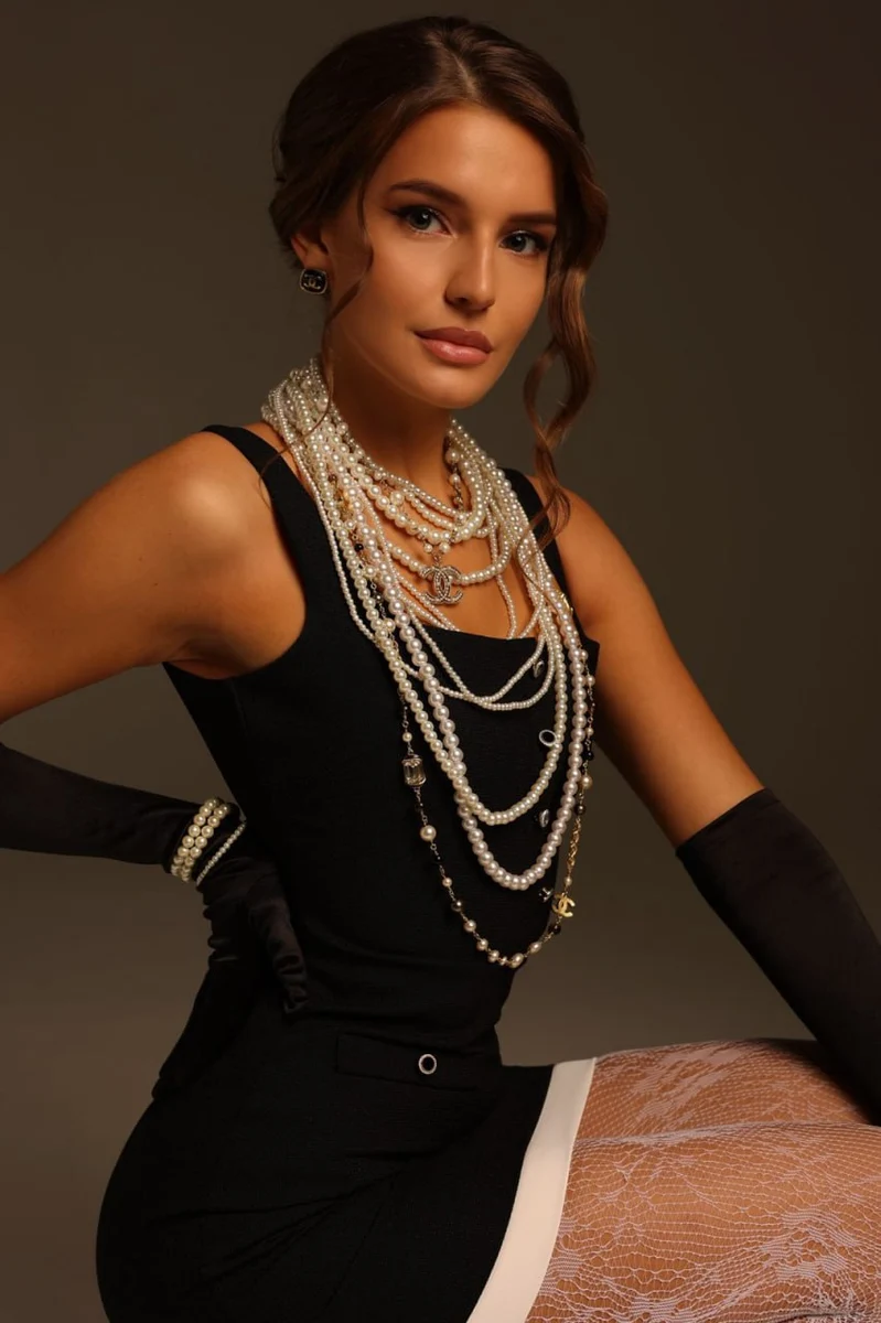 Eliona escort in Hong Kong