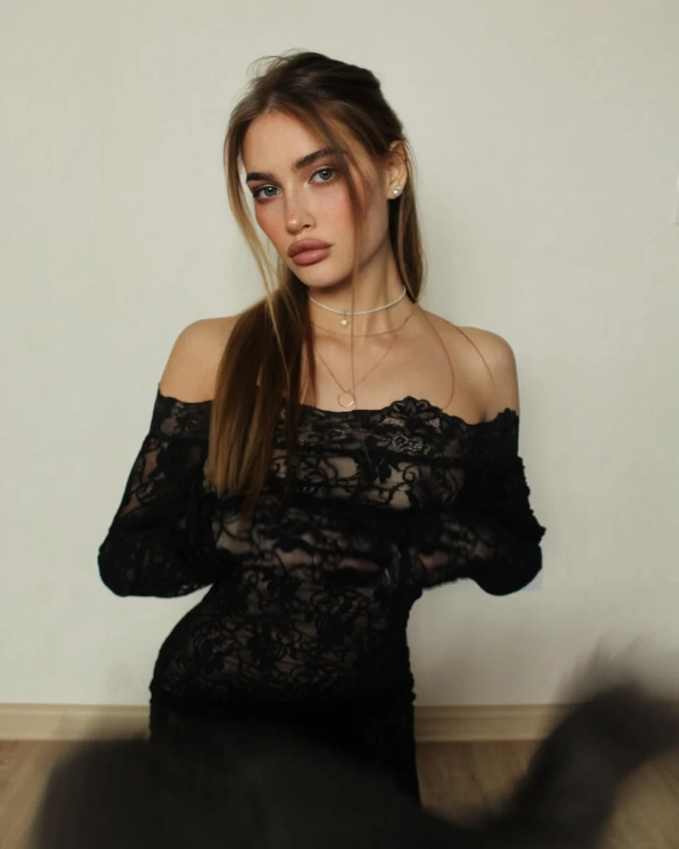 Esmeralda escort in Hong Kong