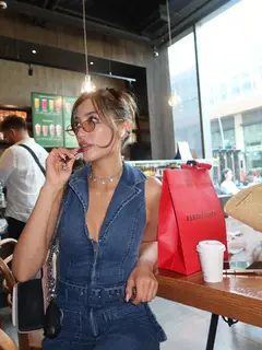 Fariza escort in Hong Kong