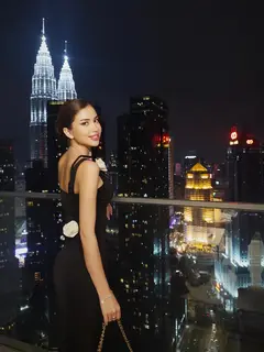 Florentia escort in Hong Kong