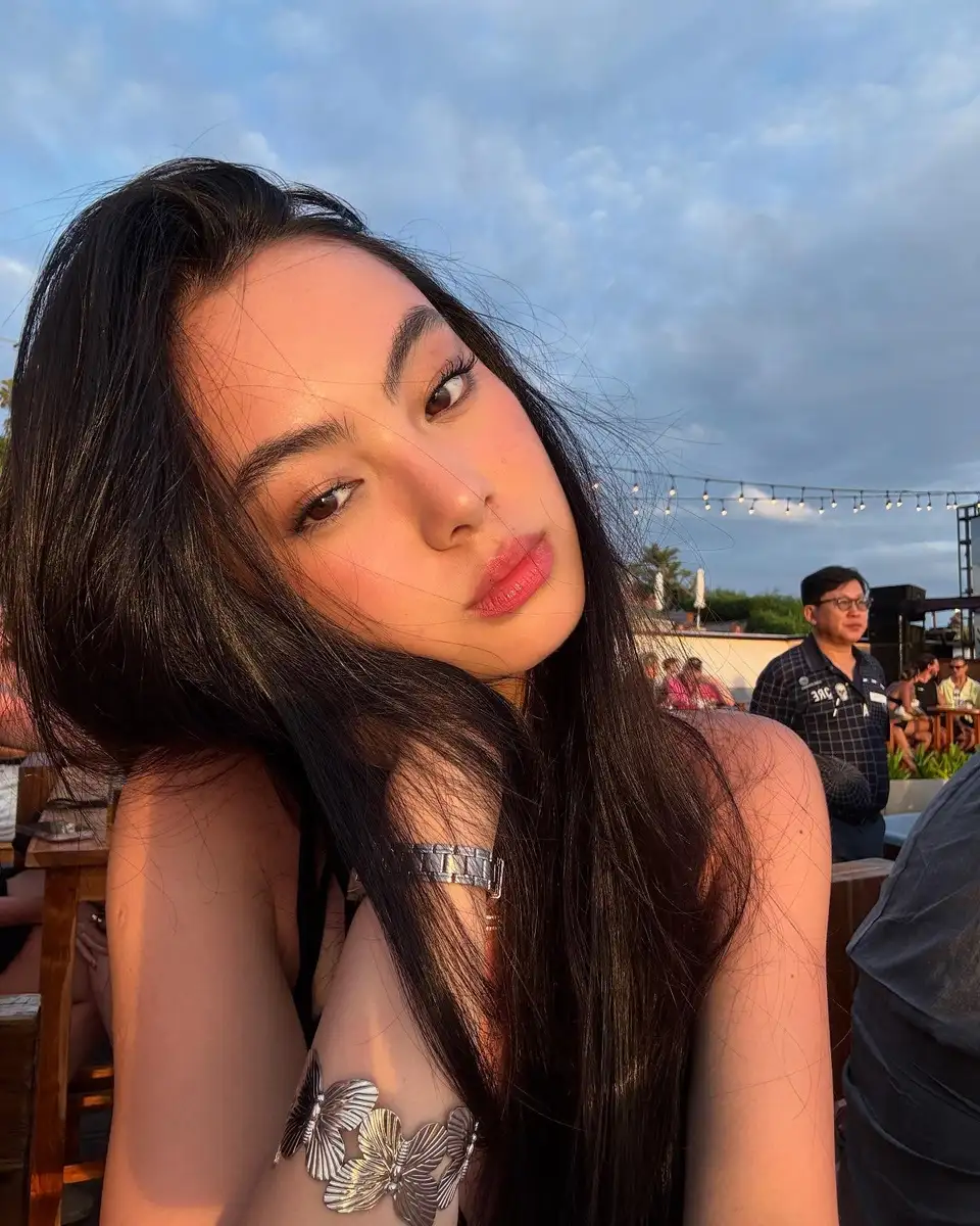 Gulmira escort in Hong Kong