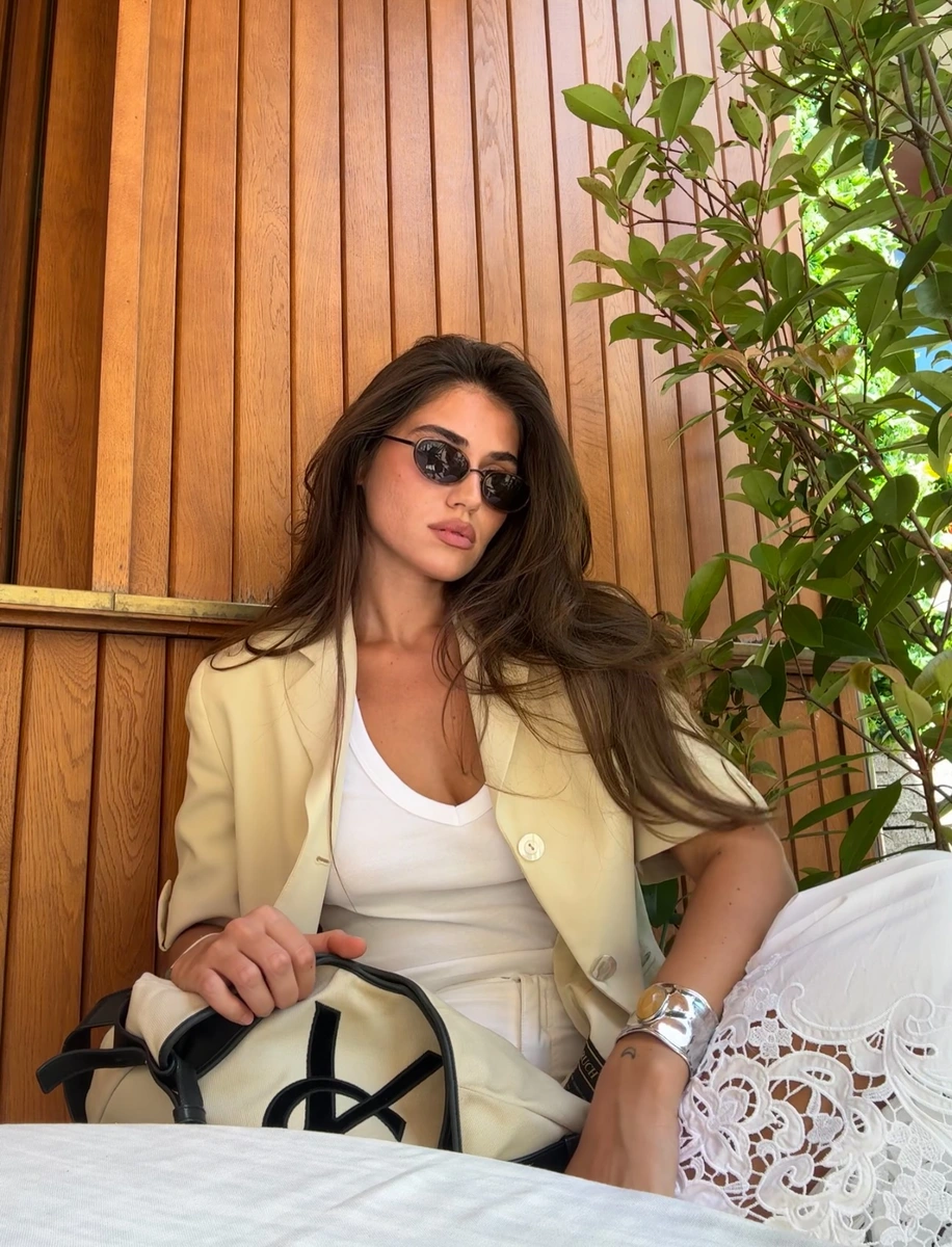 Gulzhan escort in Hong Kong