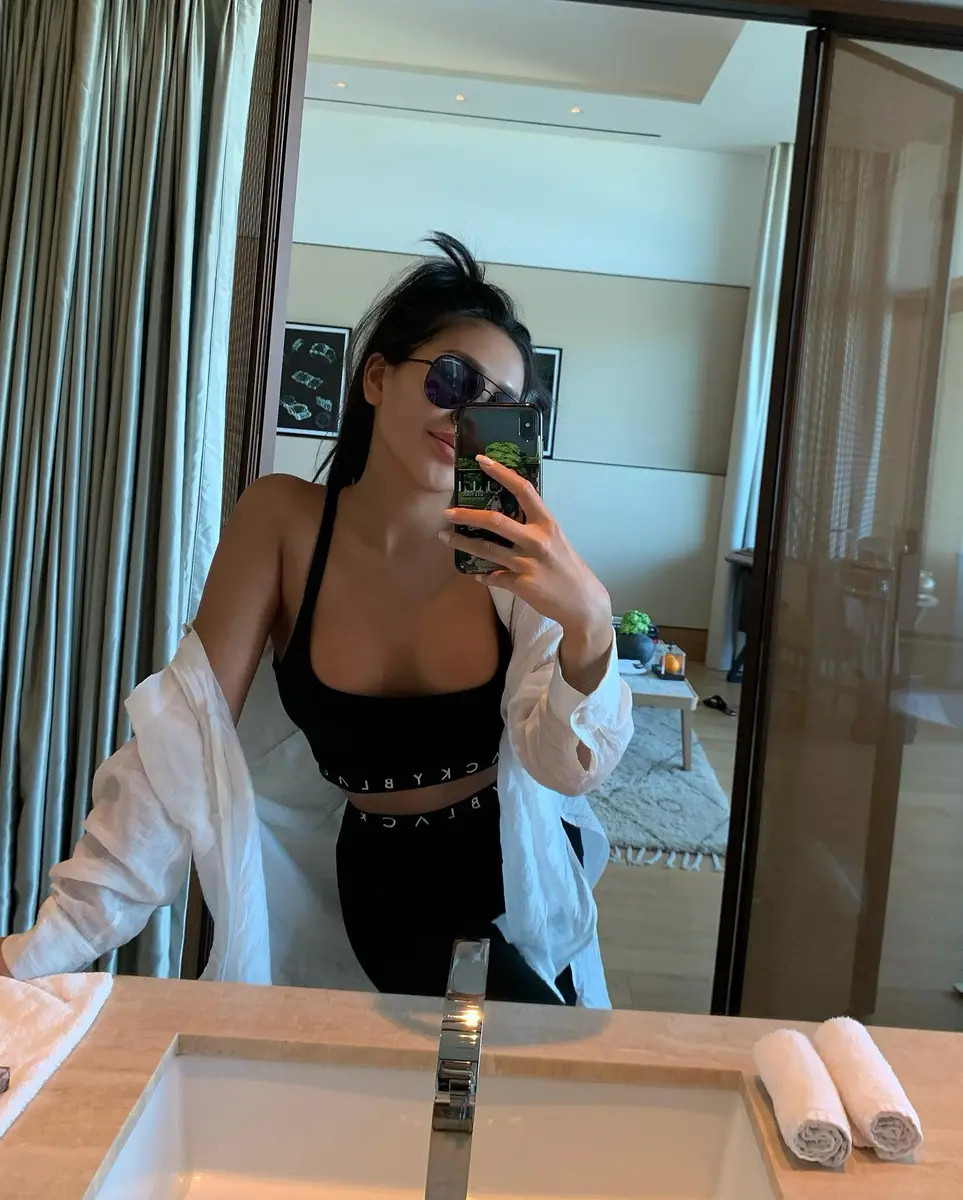 Madina escort in Hong Kong