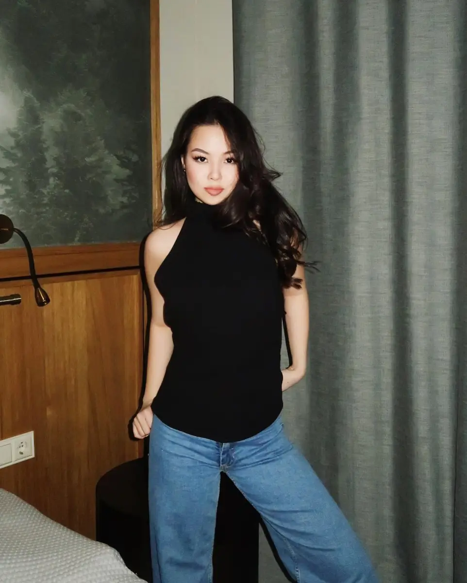 Madina escort in Hong Kong