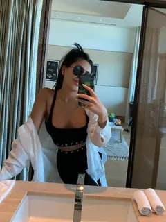 Madina escort in Hong Kong