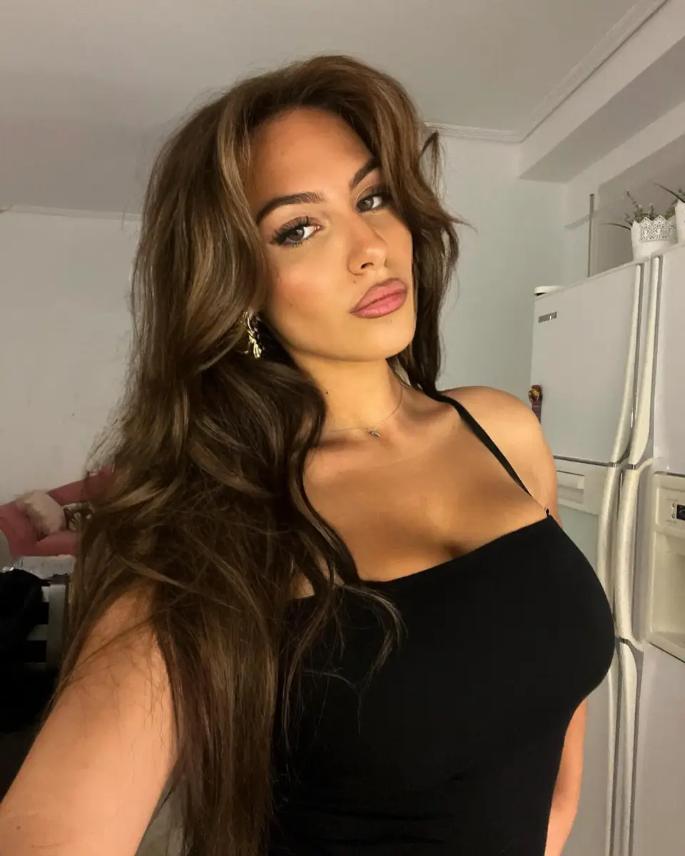 Mona escort in Hong Kong