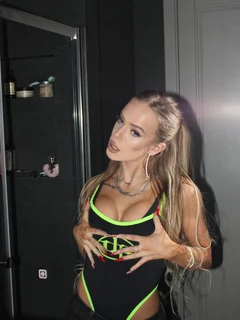 Tiara escort in Hong Kong